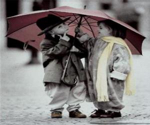 пазл Детям гулять под дождем с зонтиком